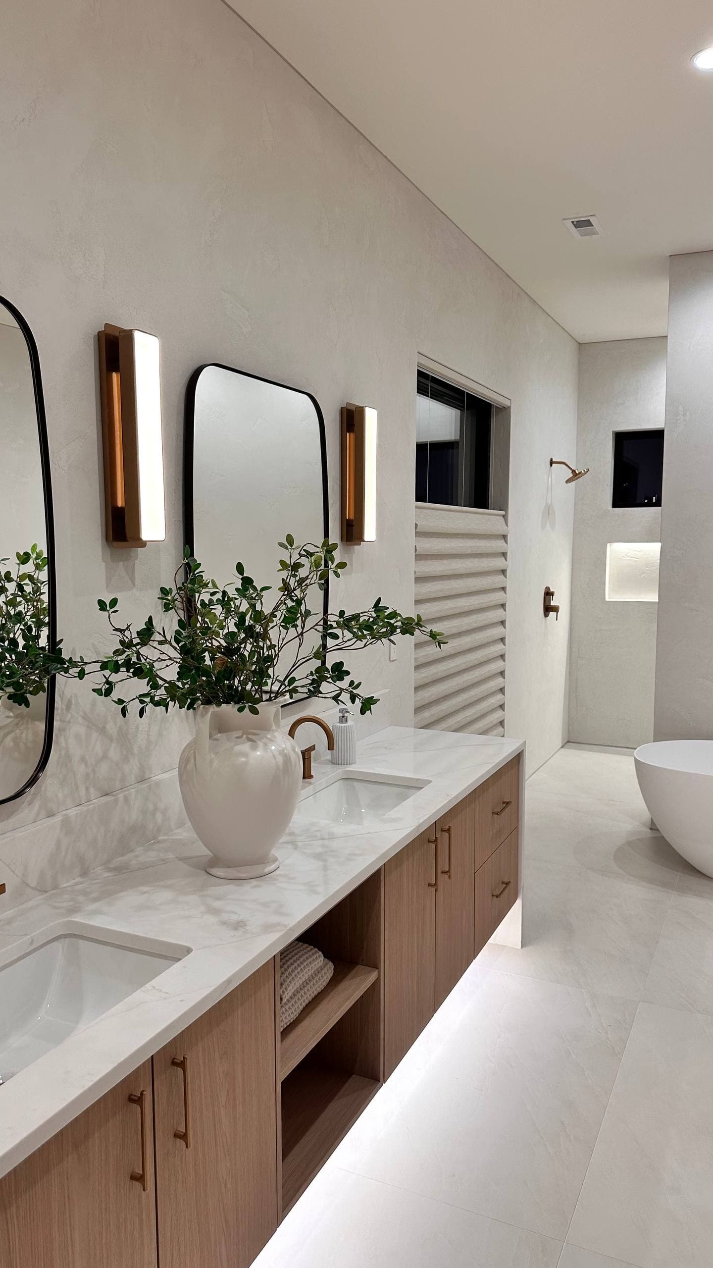 Custom decorative plaster in the bathroom