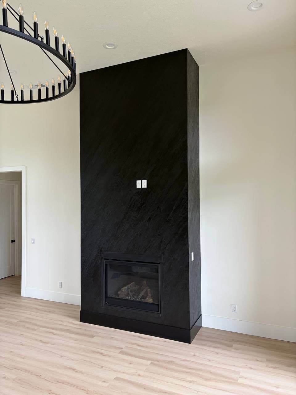Side view of custom Piatto plaster fireplace showcasing deep texture depth, Hubbard OR